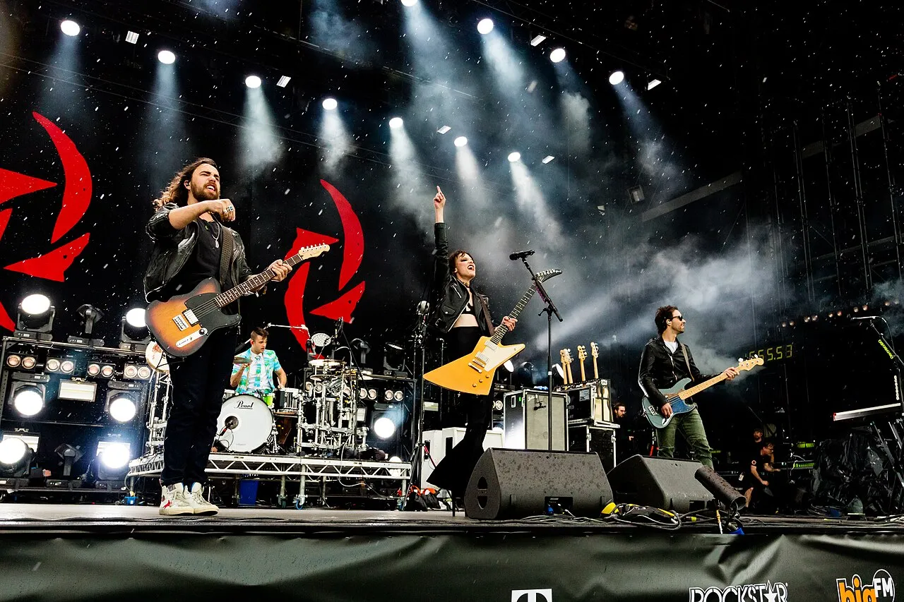 Ilustrasi vokalis utama Lzzy Hale saat tampil bersama band rock Halestorm di atas panggung