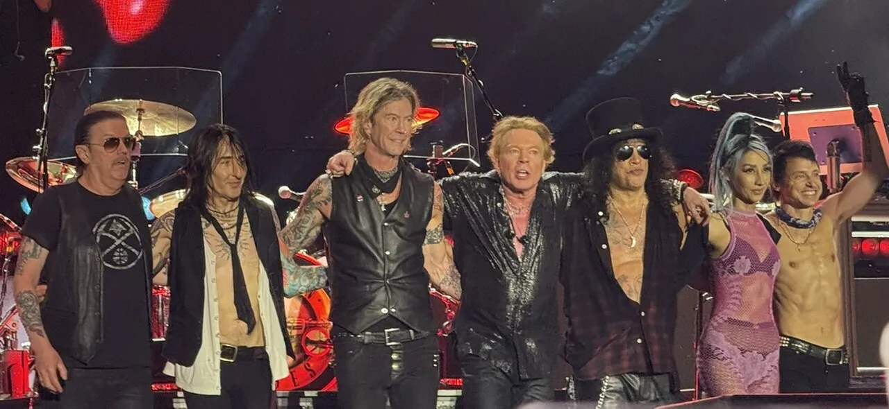 Ilustrasi band rock legendaris Guns N' Roses di atas panggung