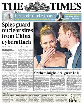Gedung kantor pusat dan edisi arsip koran The Times di London