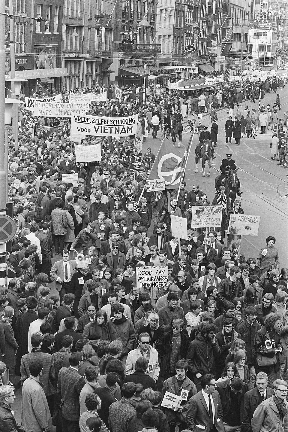 Ilustrasi demonstrasi massa yang merepresentasikan gelombang protes global tahun 1968