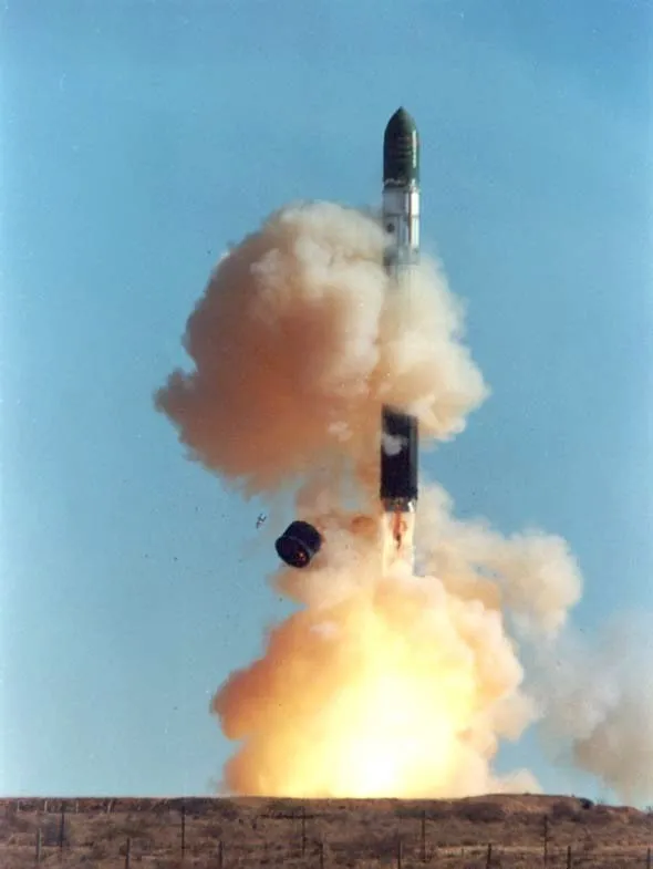 Peluncuran roket Dnepr yang diturunkan dari rudal ICBM R-36 milik Uni Soviet
