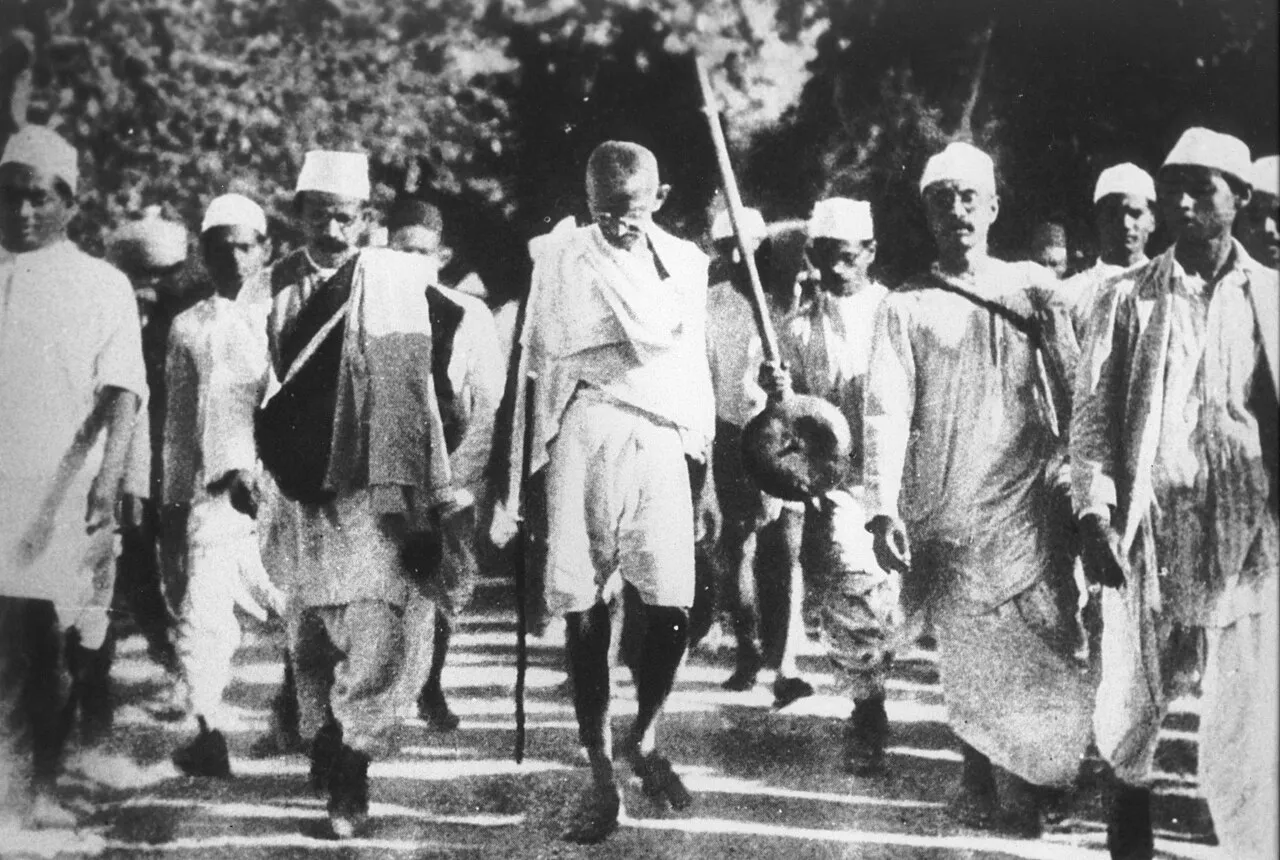 Ilustrasi dokumentasi sejarah Salt March yang dipimpin oleh Mahatma Gandhi di India