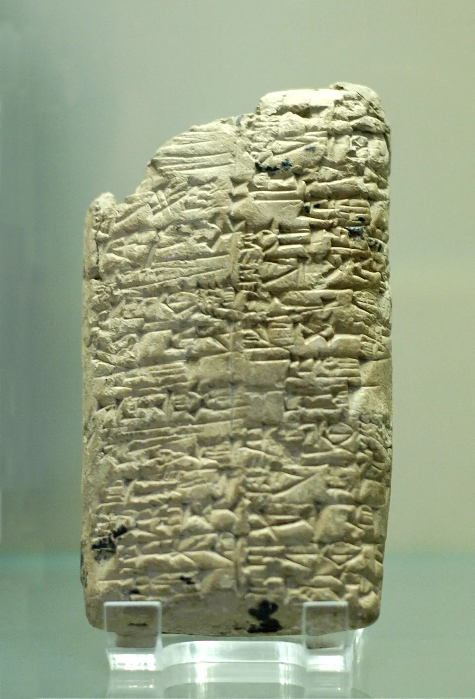 Ilustrasi artefak tablet tanah liat bertuliskan aksesoris cuneiform dari peradaban Mesopotamia kuno