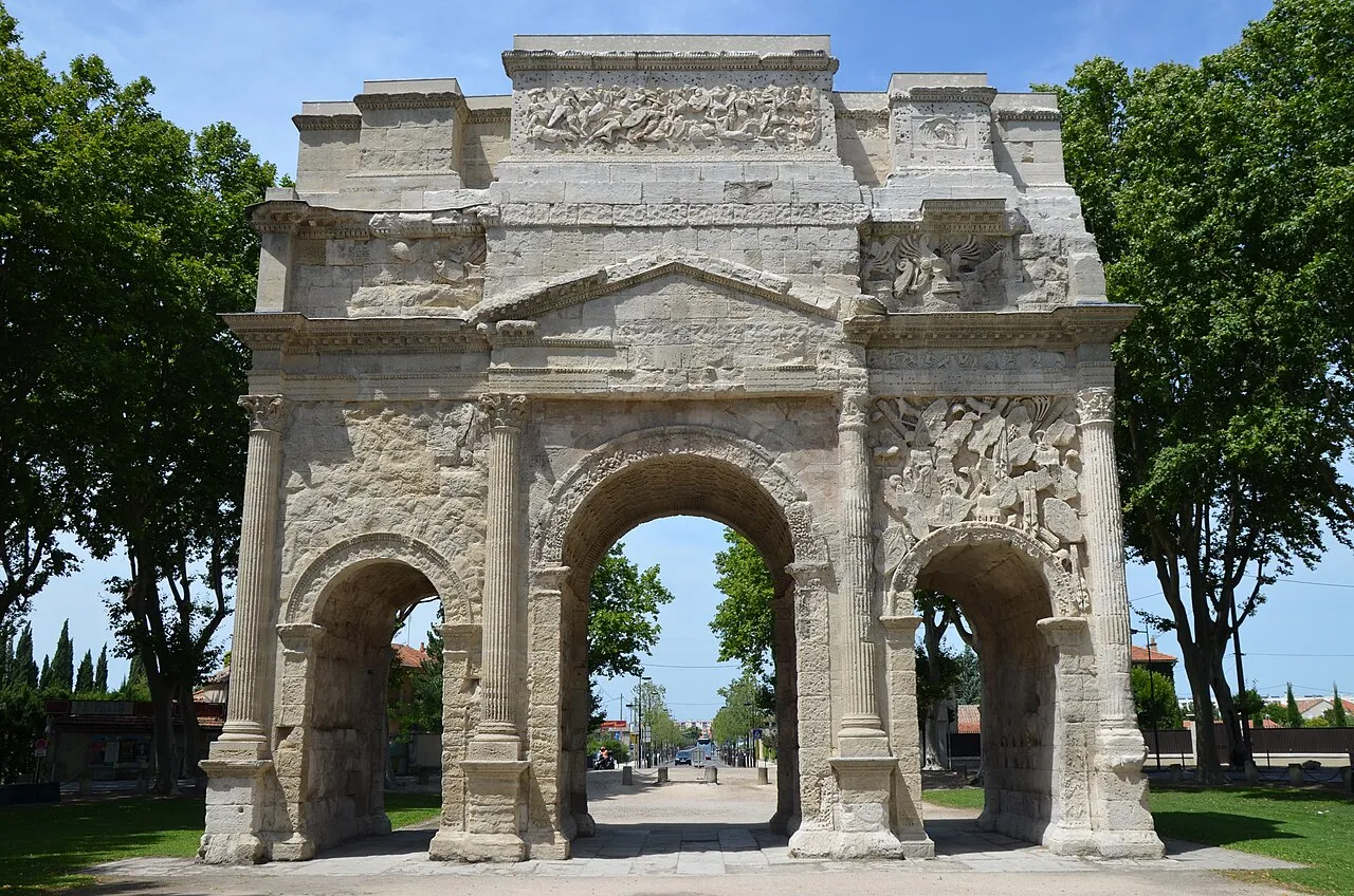 Triumphal arch merupakan struktur monumen bebas yang monumental untuk memperingati kemenangan penting dalam sejarah.