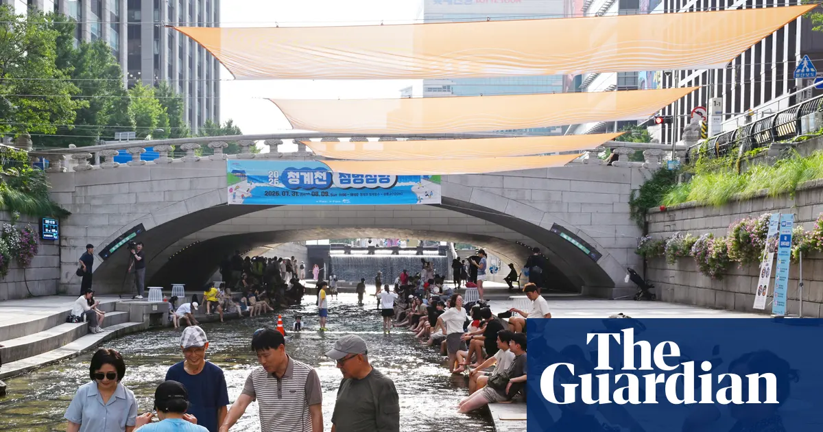 Truk penyiram air beroperasi di jalanan Seoul untuk meredam gelombang panas ekstrem di Korea Selatan