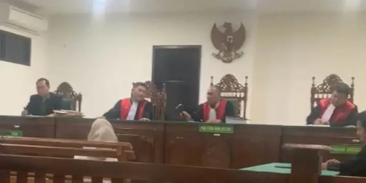 Terdakwa kasus penggelapan uang perusahaan pupuk Latifa Tusa’diah di PN Bengkulu