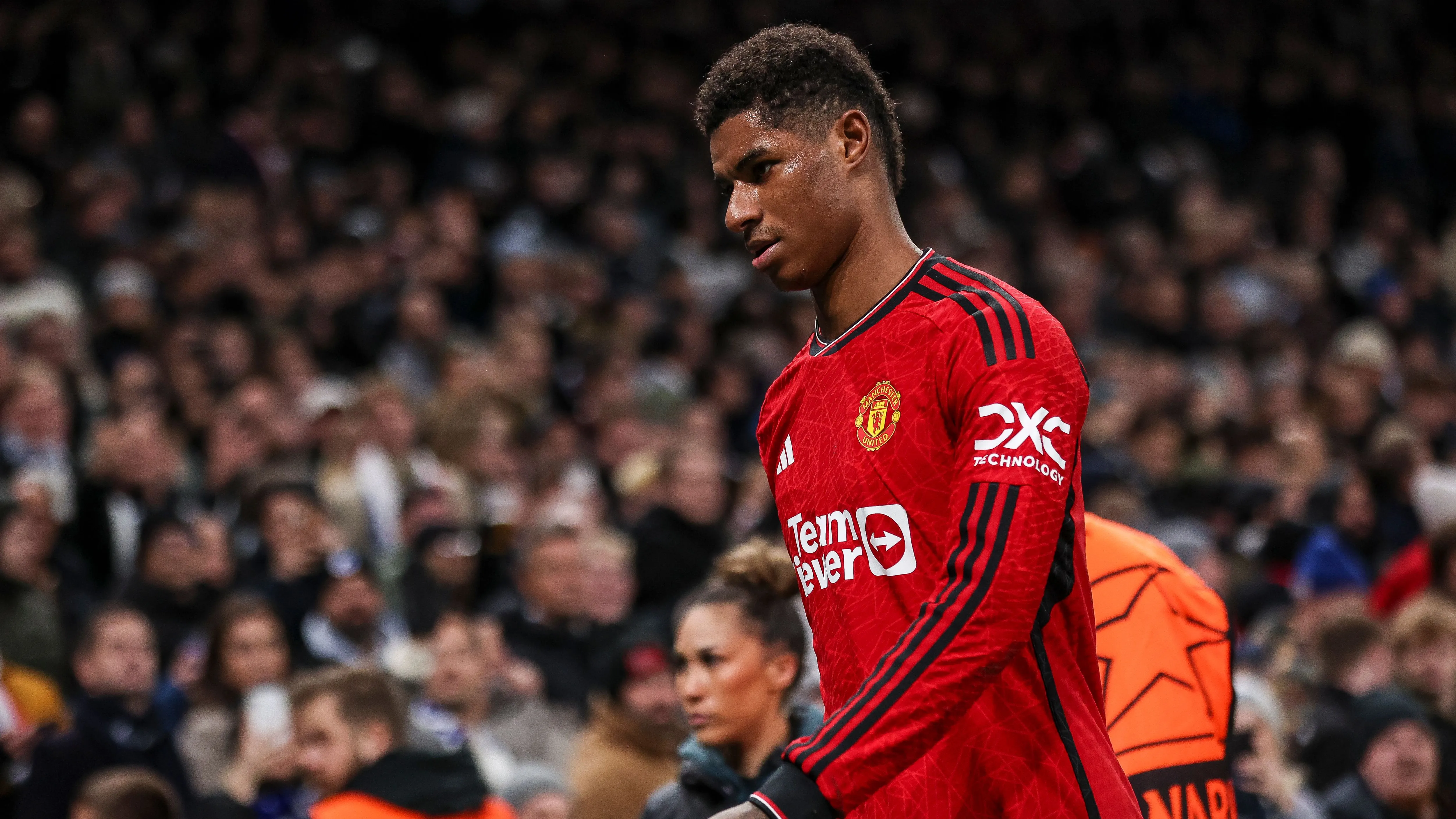 Ilustrasi Marcus Rashford mengenakan jersey Manchester United