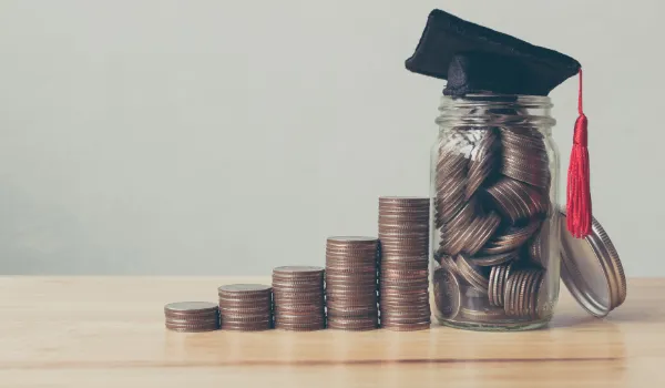 Sistem Pinjaman Mahasiswa di Inggris, Biaya Kuliah dan Aturan Cicilan