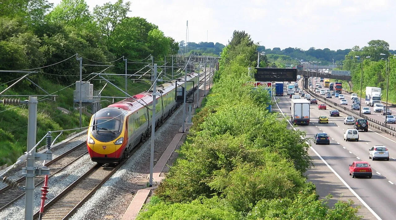 Pemandangan lalu lintas dan kereta api di jalur transportasi modern Britania Raya