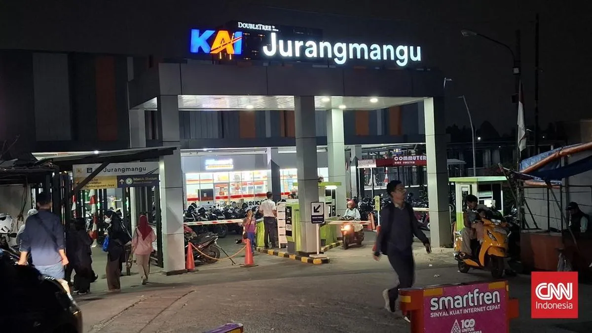 Suasana evakuasi di sekitar Stasiun Jurangmangu pasca insiden tertemper KRL