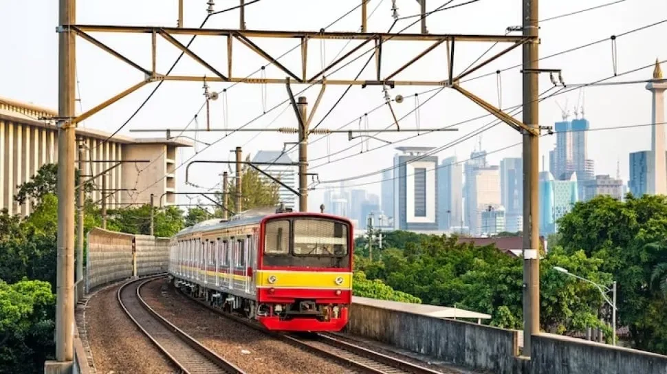 Suasana evakuasi pasca insiden siswi tertemper Commuter Line di Stasiun Jurangmangu