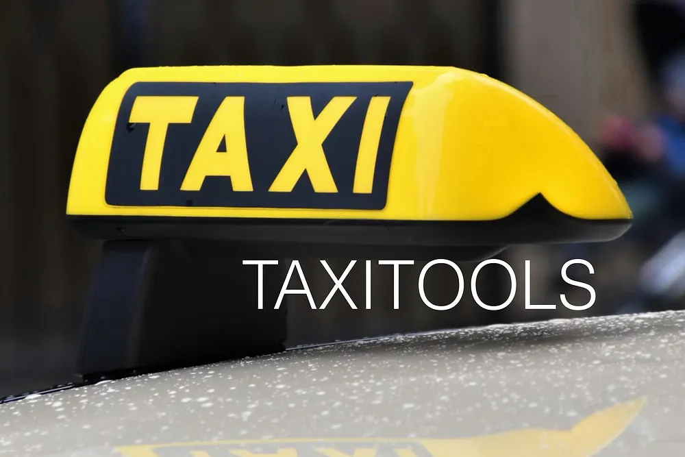 Tampilan situs TaxiTools untuk perbandingan biaya lisensi taksi di UK