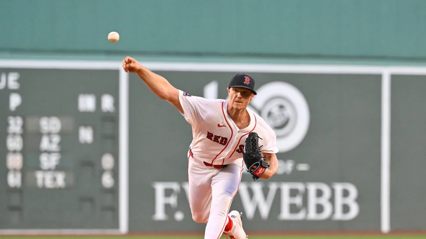 Sonny Gray beraksi di lapangan sebagai andalan lini pitching Red Sox musim ini