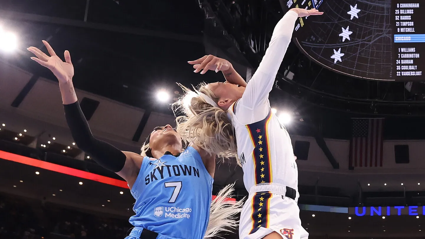 Pemain WNBA Sophie Cunningham dan DiJonai Carrington dalam pertandingan sengit