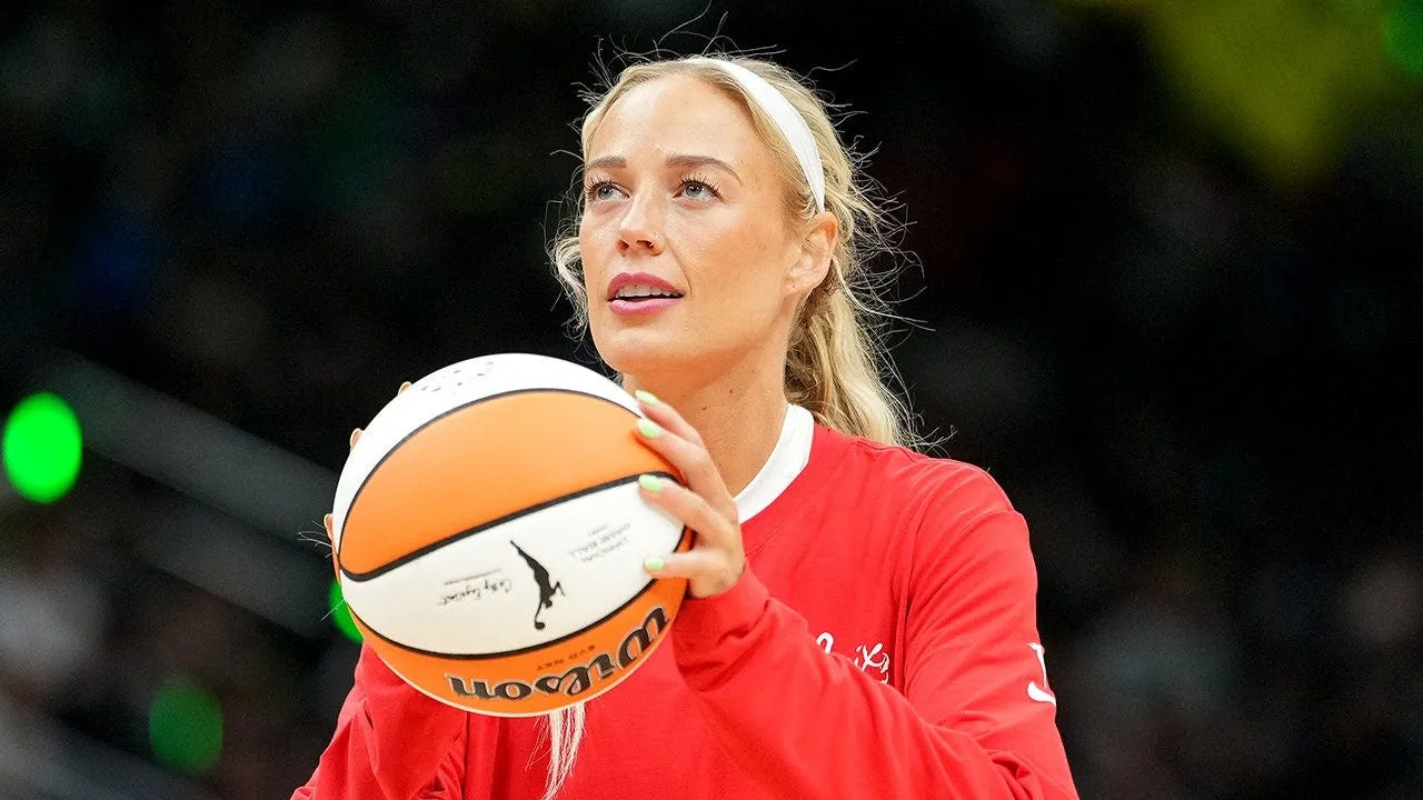 Pebasket Indiana Fever Sophie Cunningham beraksi di lapangan