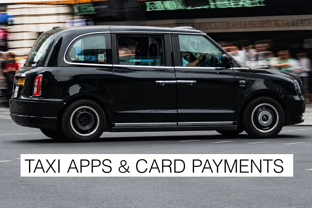 Sopir taksi London di samping kendaraan black cab sebagai ilustrasi perdebatan penggunaan aplikasi pemesanan