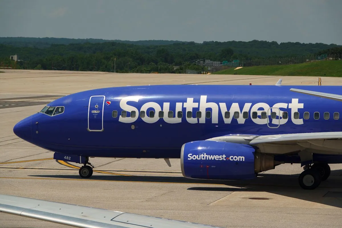 Pesawat Southwest Airlines di landasan pacu bandara internasional