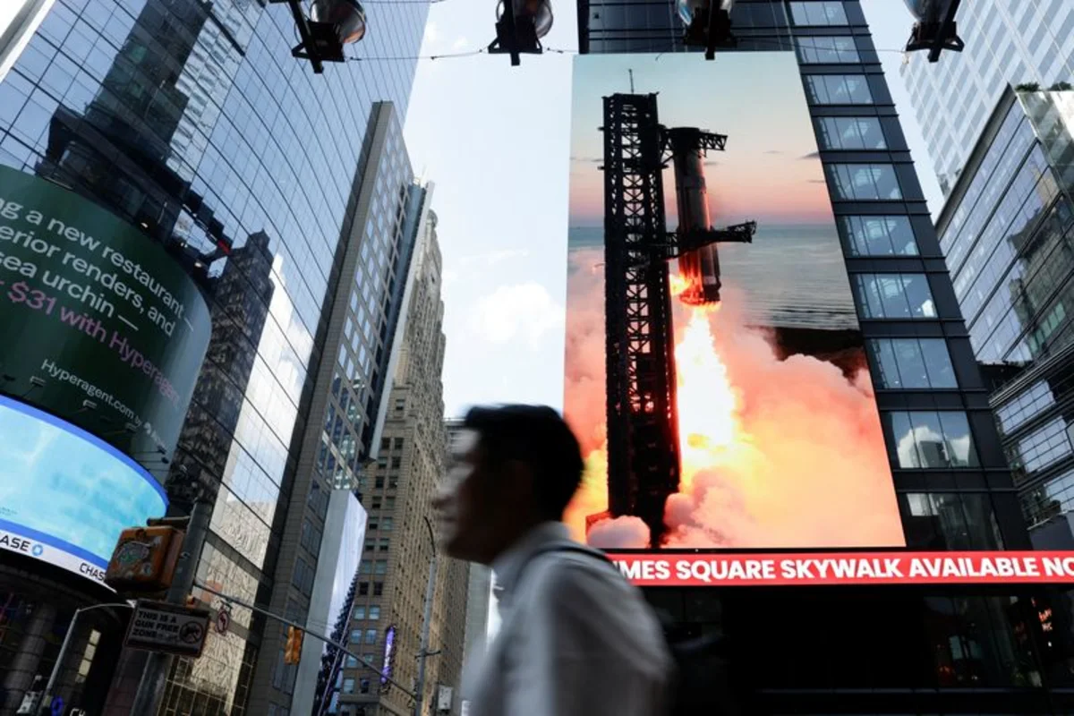 Ilustrasi roket SpaceX dan logo perusahaan yang mencerminkan sorotan Wall Street terhadap belanja AI Elon Musk