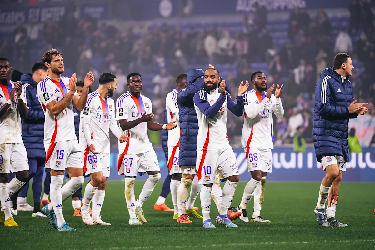 Pemain Sparta Prague merayakan gol kemenangan 2-1 atas Lyon di Epet Arena