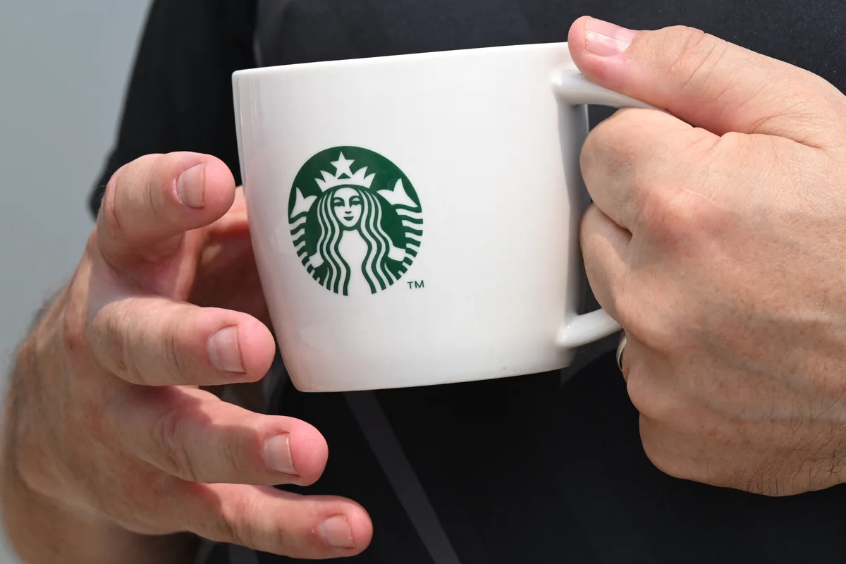 Kantor pusat Starbucks Korea digeledah polisi terkait kampanye kontroversial Tank Day
