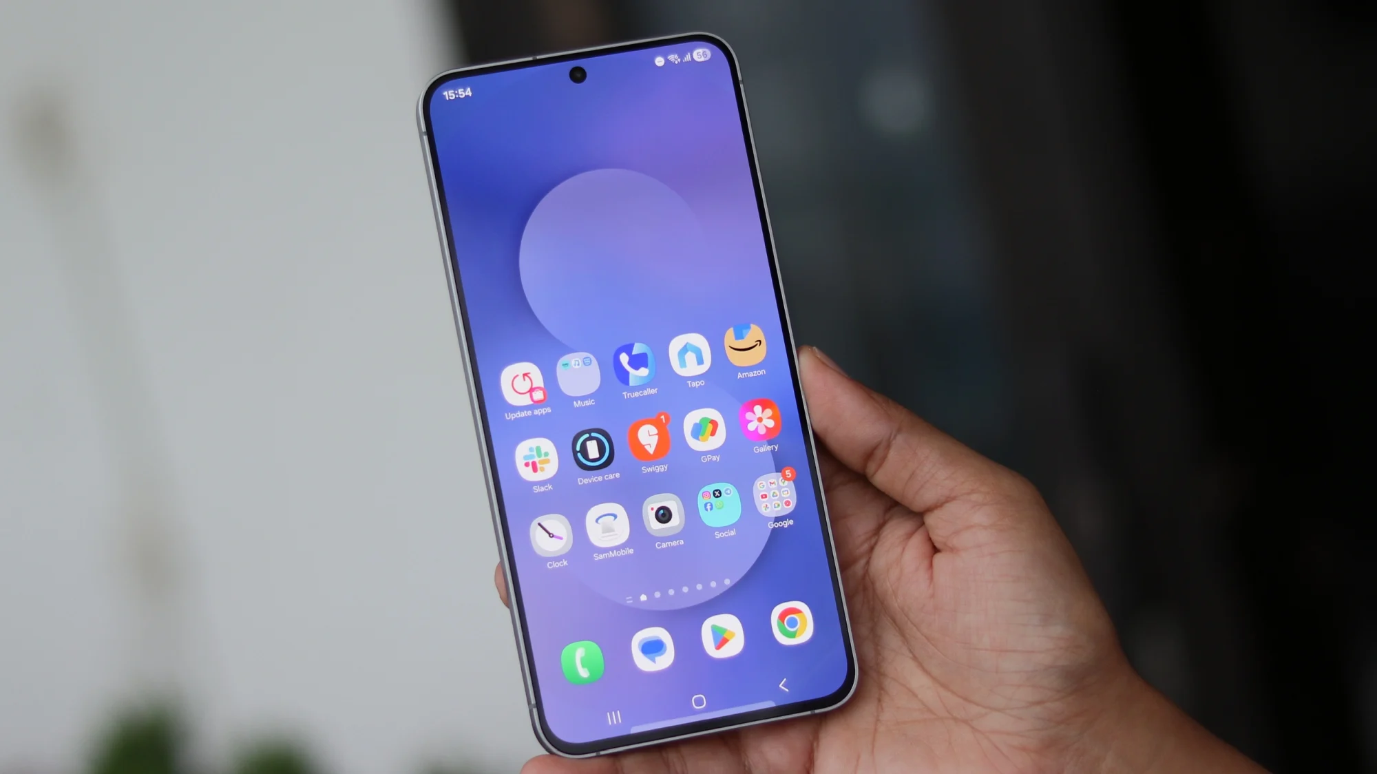 Ilustrasi jajaran smartphone Samsung Galaxy S series terbaru di meja kerja
