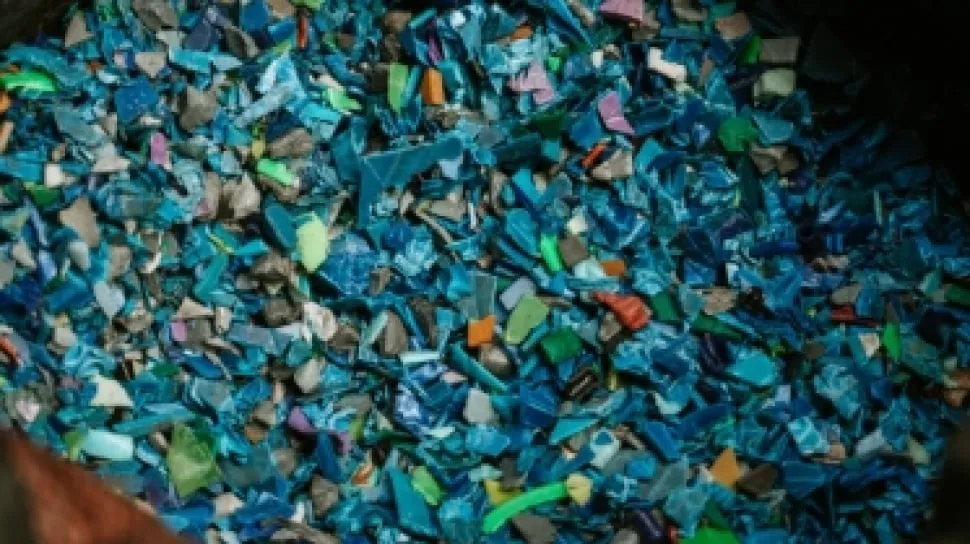 Ilustrasi penelitian penuaan mikroplastik dan dampaknya terhadap polutan di tanah