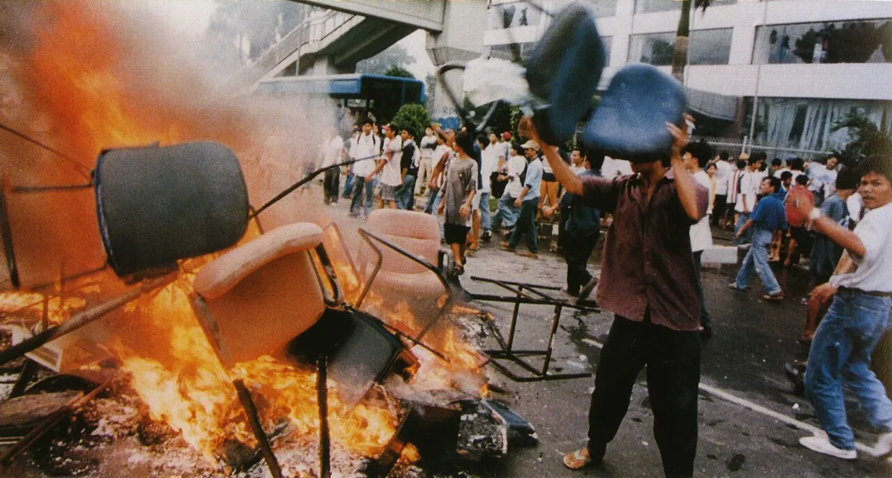 Suasana pasca kerusuhan Mei 1998 di Indonesia