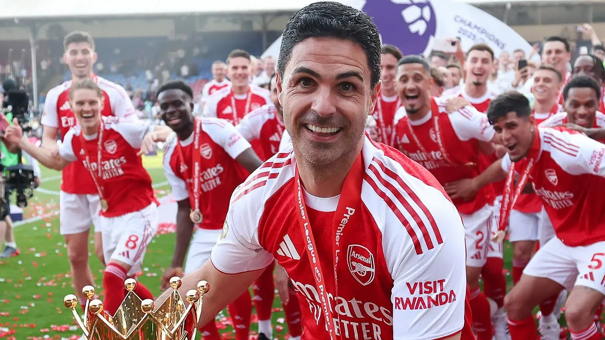 Skuad Arsenal merayakan kemenangan di lapangan hijau sebagai ilustrasi Liga Inggris