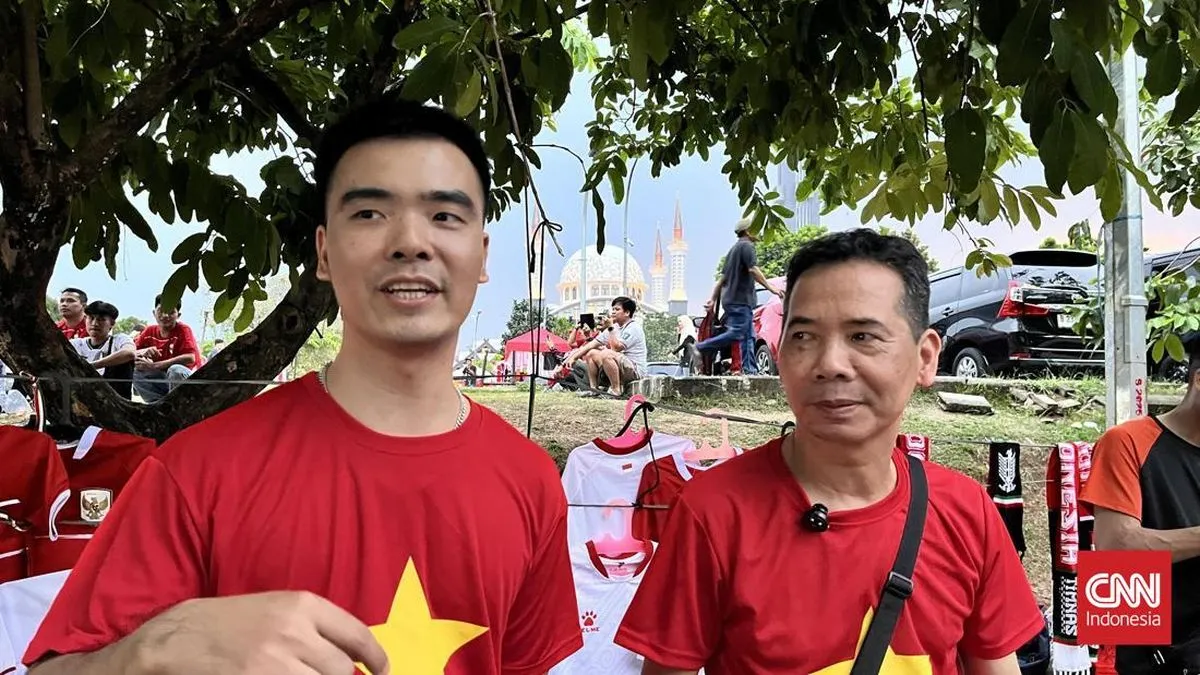 Suporter Vietnam di Stadion Pakansari jelang laga Piala AFF 2026