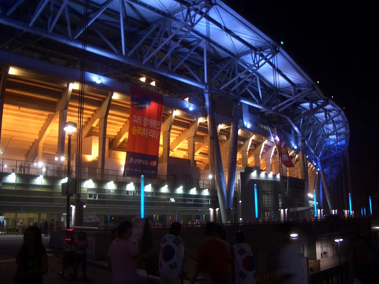 Tampilan luar Suwon World Cup Stadium di Korea Selatan pada malam hari