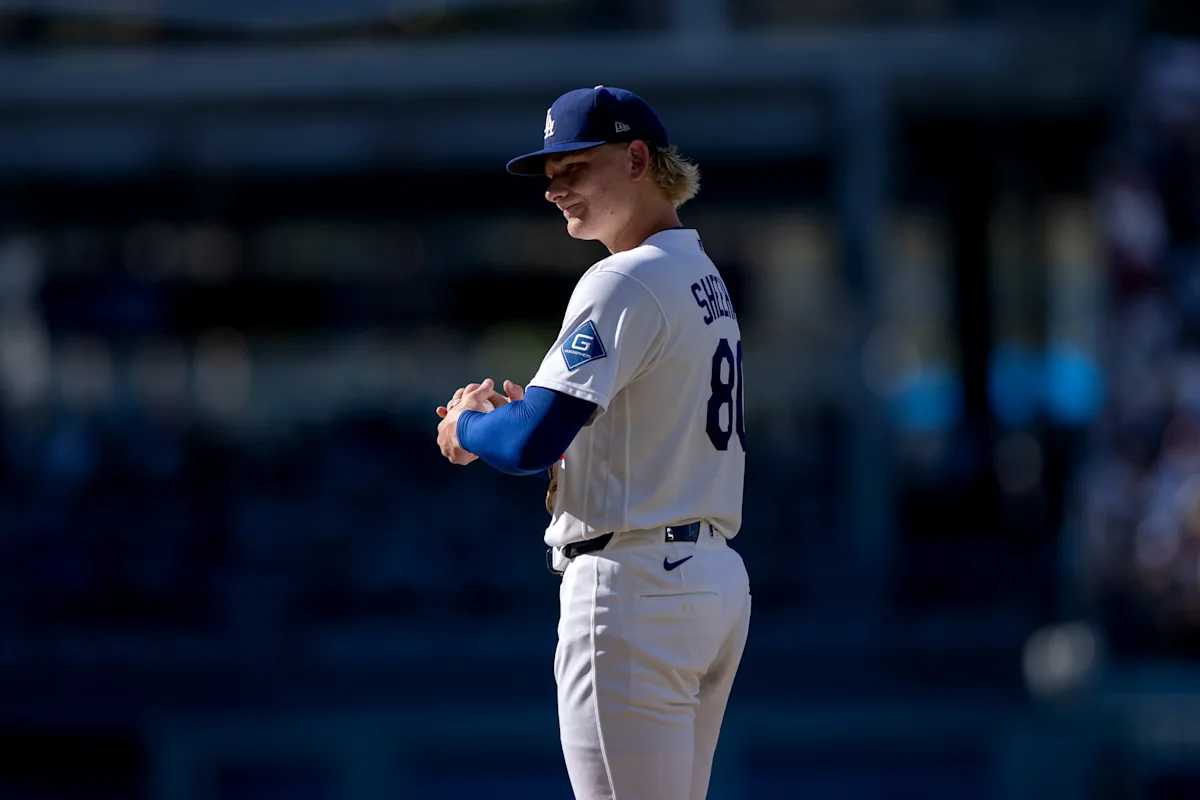 Tarik Skubal menyaksikan pertandingan Los Angeles Dodgers melawan Boston Red Sox di Dodger Stadium