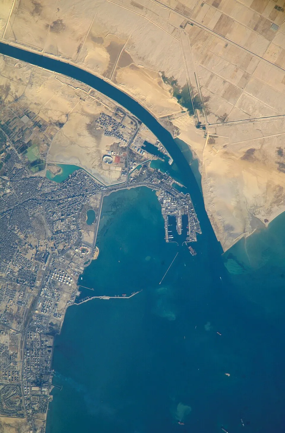Kapal kargo melintasi Terusan Suez di Mesir