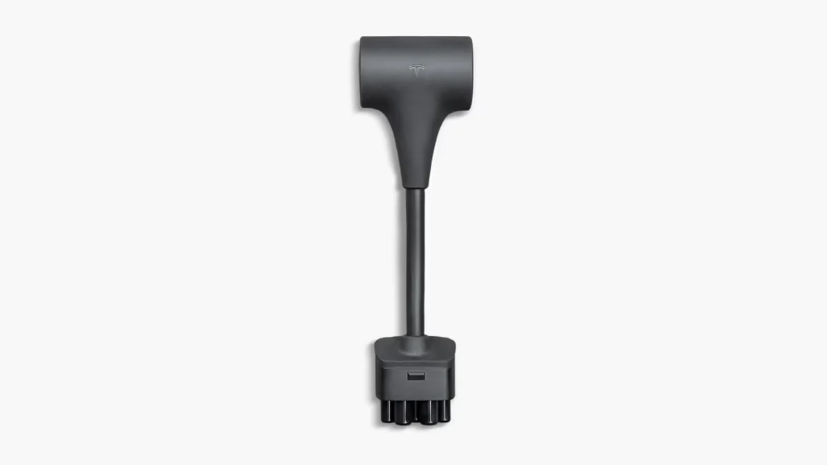 Tesla Model Y rilis V2L adapter untuk isi daya gadget