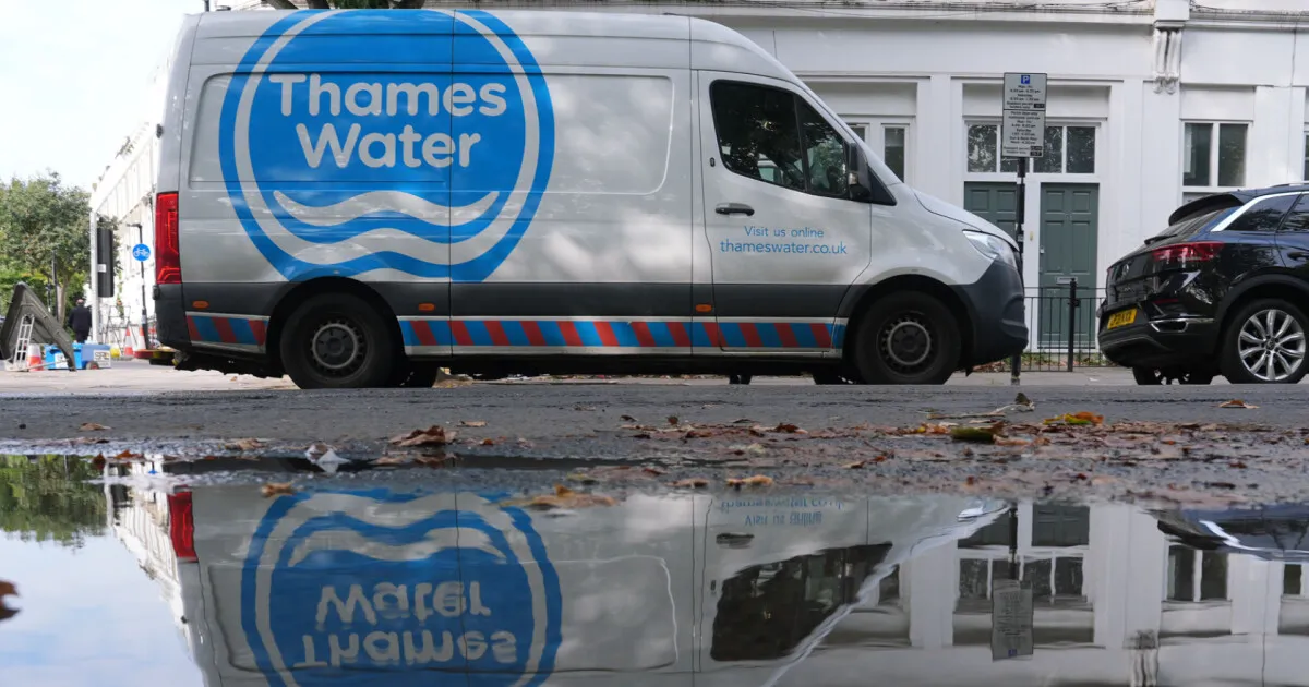 Ilustrasi logo dan operasional perusahaan Thames Water di Inggris