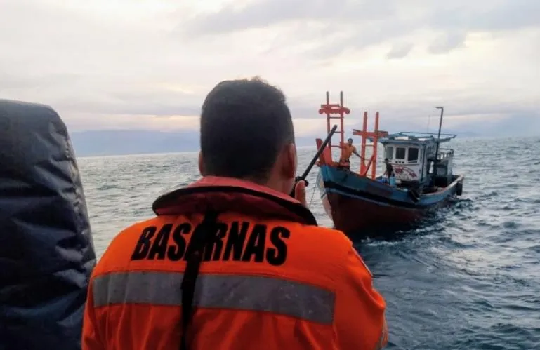 Tim SAR Padang evakuasi kapal mati mesin di perairan Pariaman