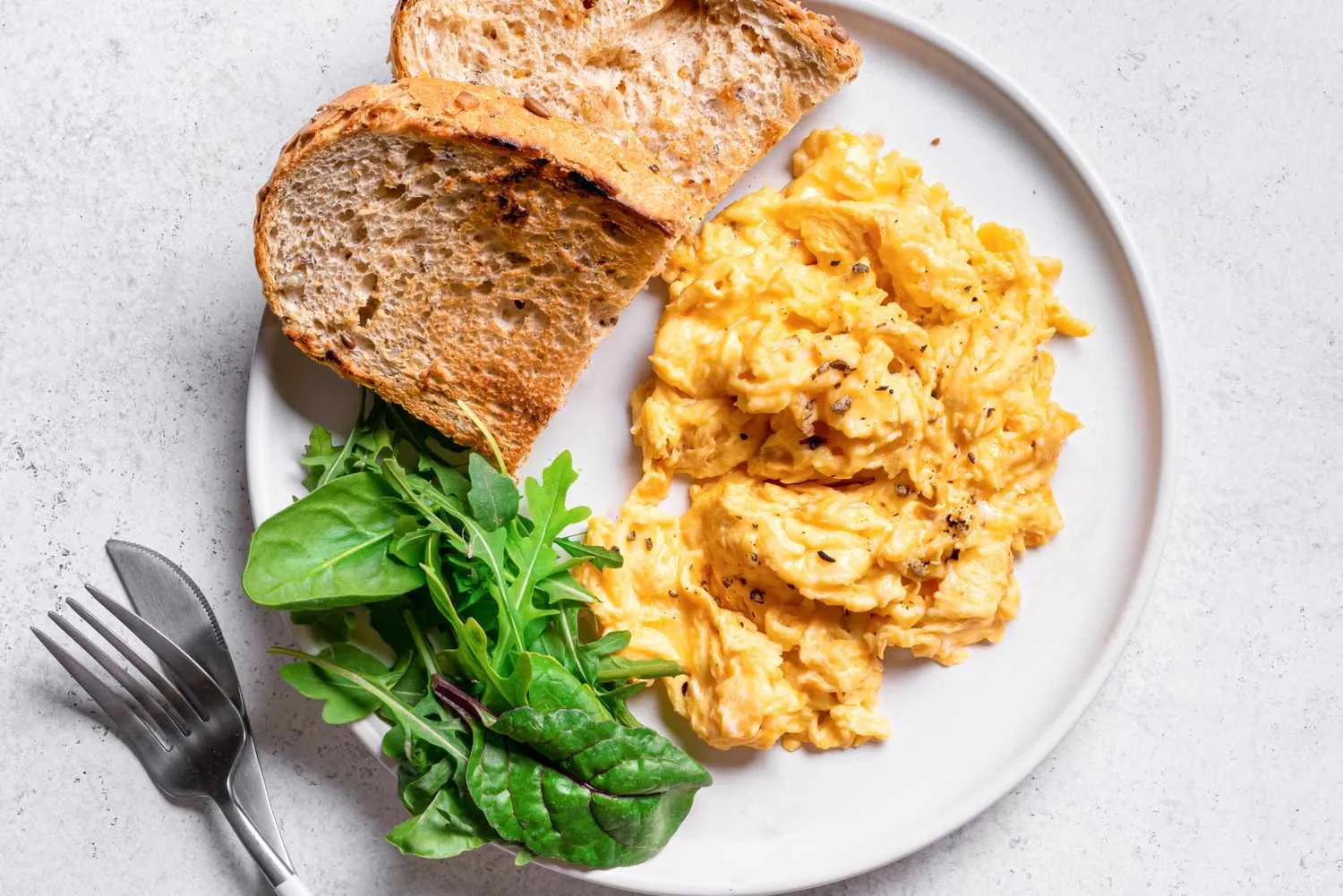 Tips membuat telur orak-arik creamy ala Anthony Bourdain dengan sour cream
