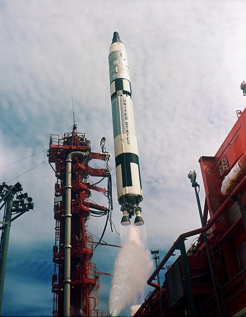 Peluncuran roket Titan II GLV membawa misi luar angkasa Gemini