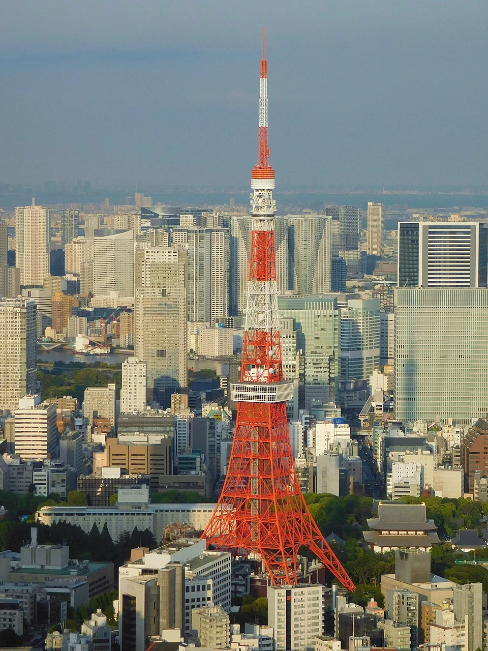 Tokyo Tower dengan latar belakang gedung pencakar langit Tokyo