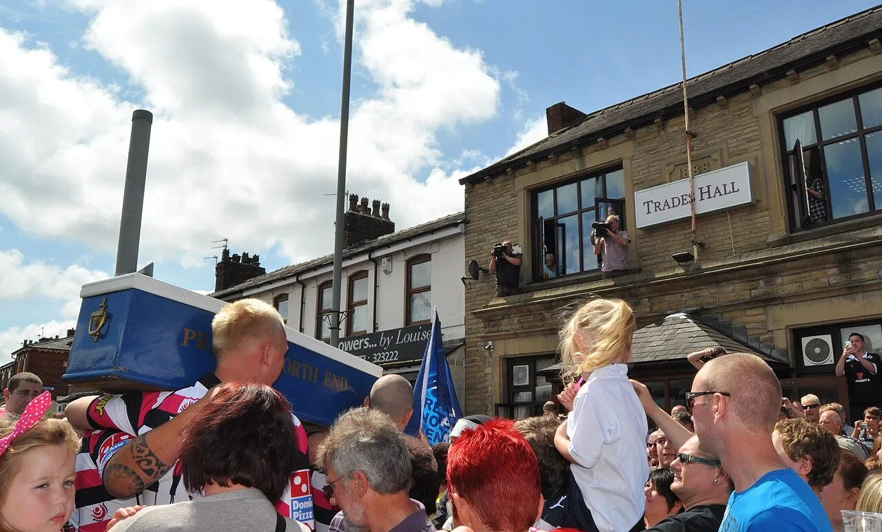 Fans Blackburn Rovers mengarak peti mati dalam tradisi Burial of the Coffin di Bamber Bridge