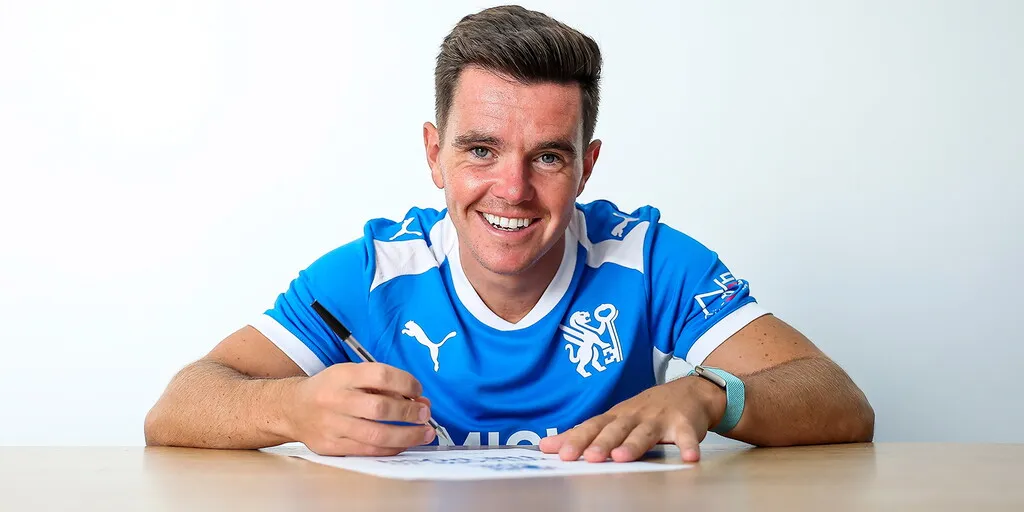 Liam Kelly dalam sesi perkenalan pemain baru Peterborough United