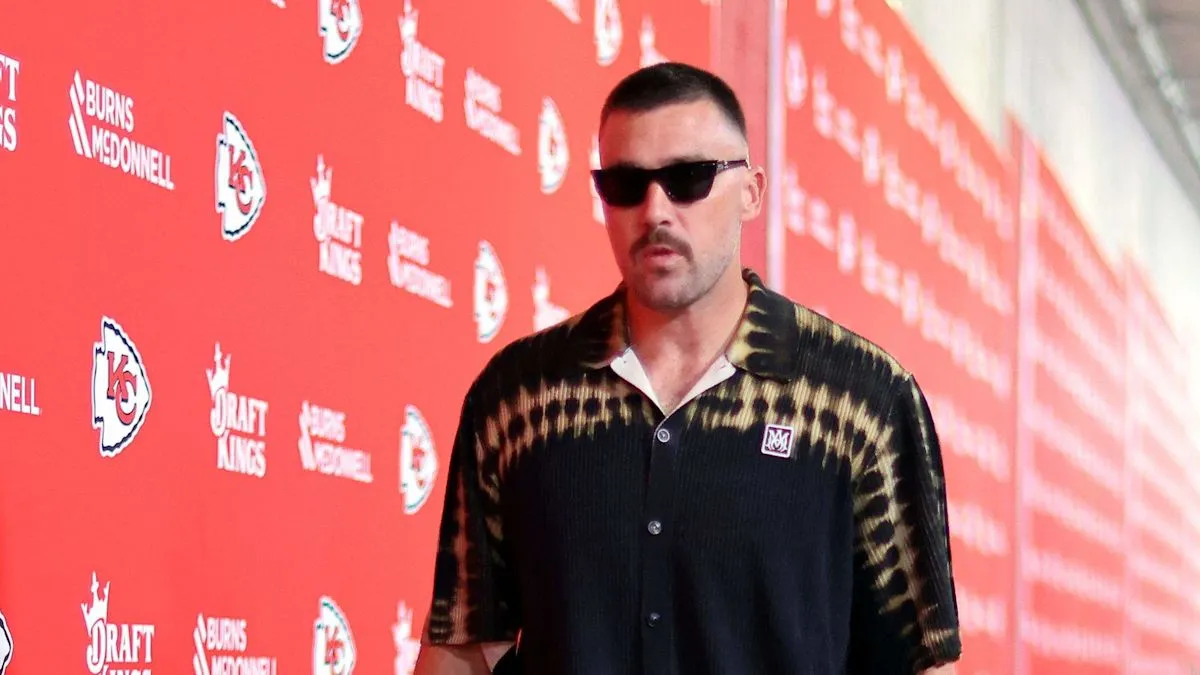 Travis Kelce tiba di Arrowhead Stadium mengenakan cincin pernikahan emas kuning