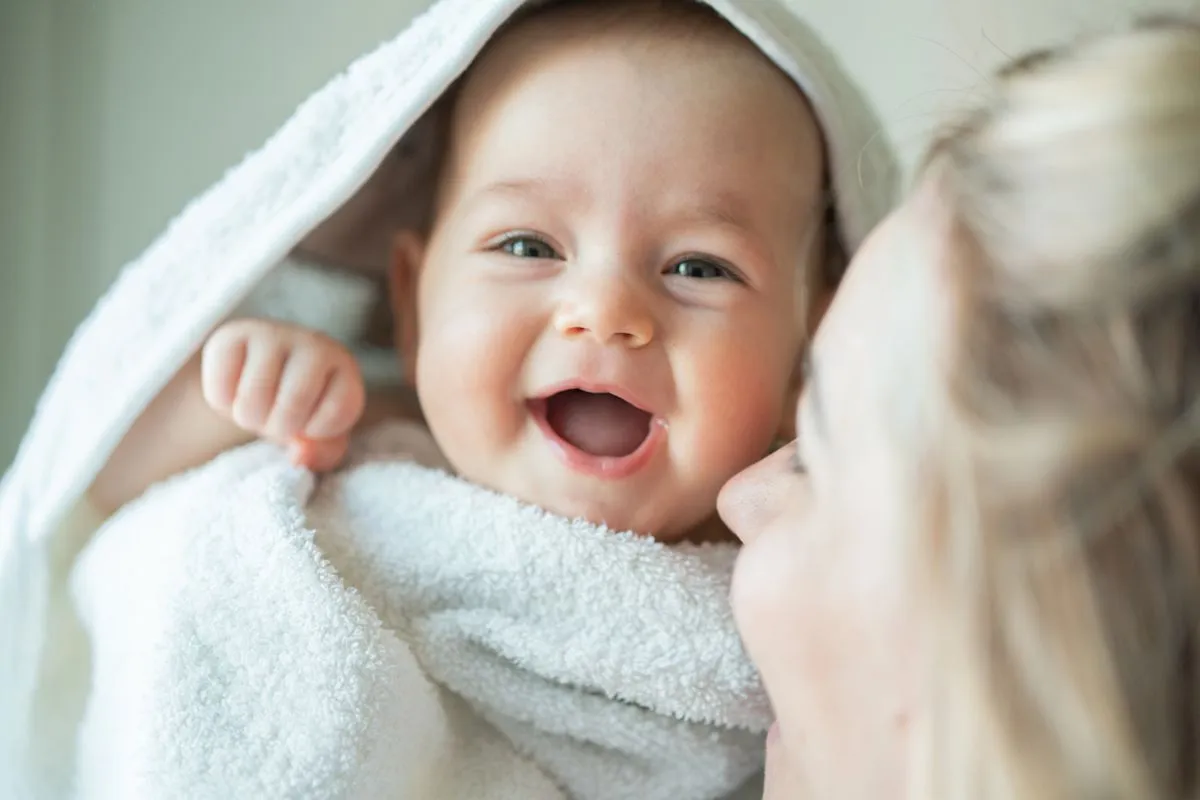 Ilustrasi tren nama bayi panjang yang kembali populer di kalangan orang tua