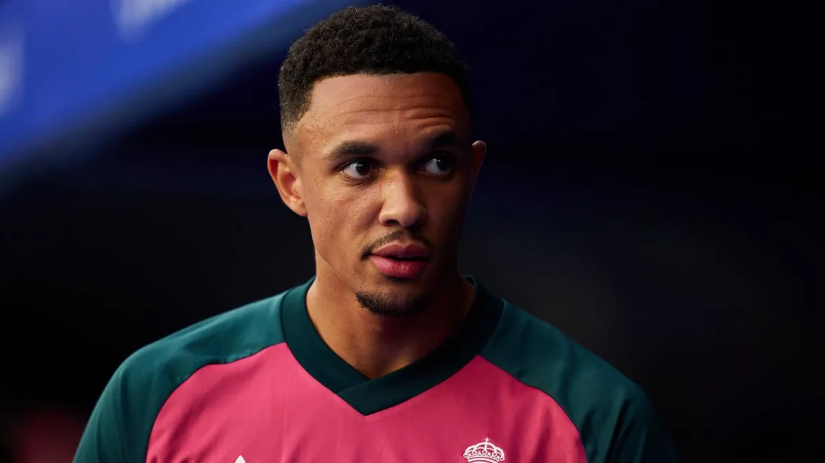 Trent Alexander-Arnold saat mengenakan jersey Real Madrid dalam sesi latihan