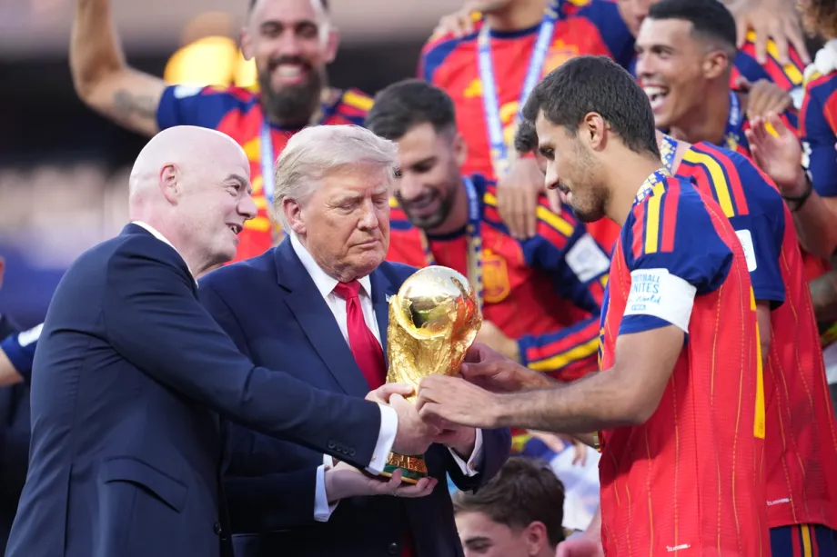 Trofi Piala Dunia dan turnamen sepak bola internasional FIFA