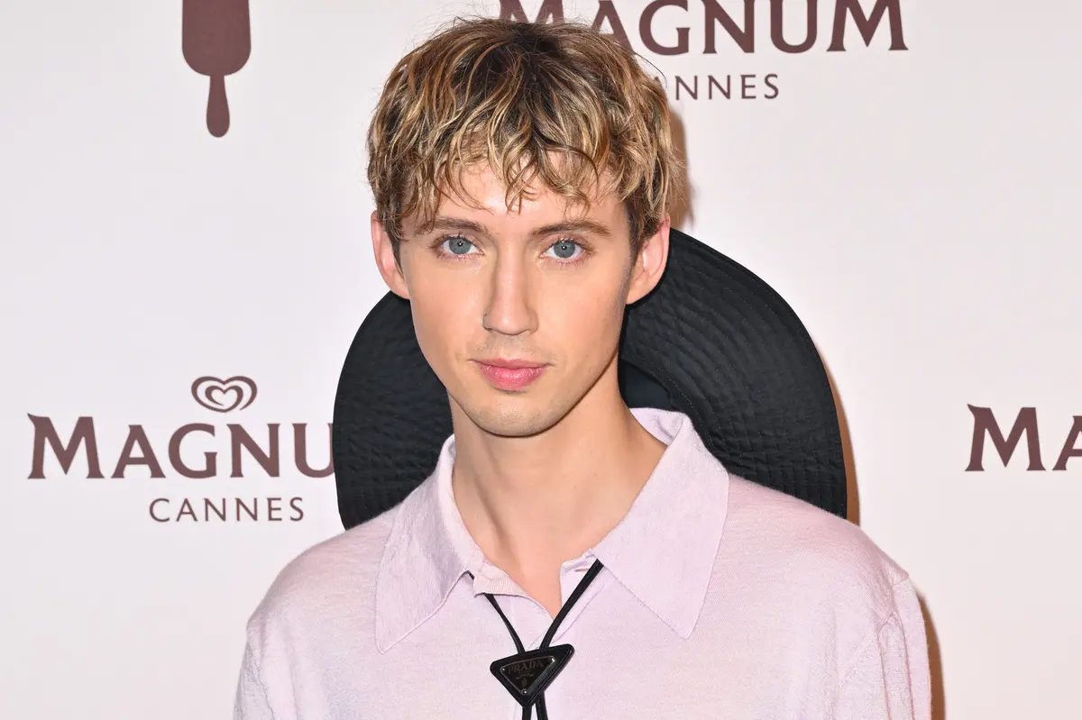 Troye Sivan bersama Nicole Kidman dalam video klip single terbaru She's The Best