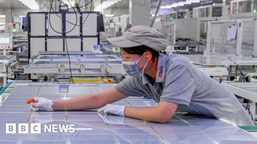 Ilustrasi chip semikonduktor dan komponen elektronik dalam perang dagang AS dan China