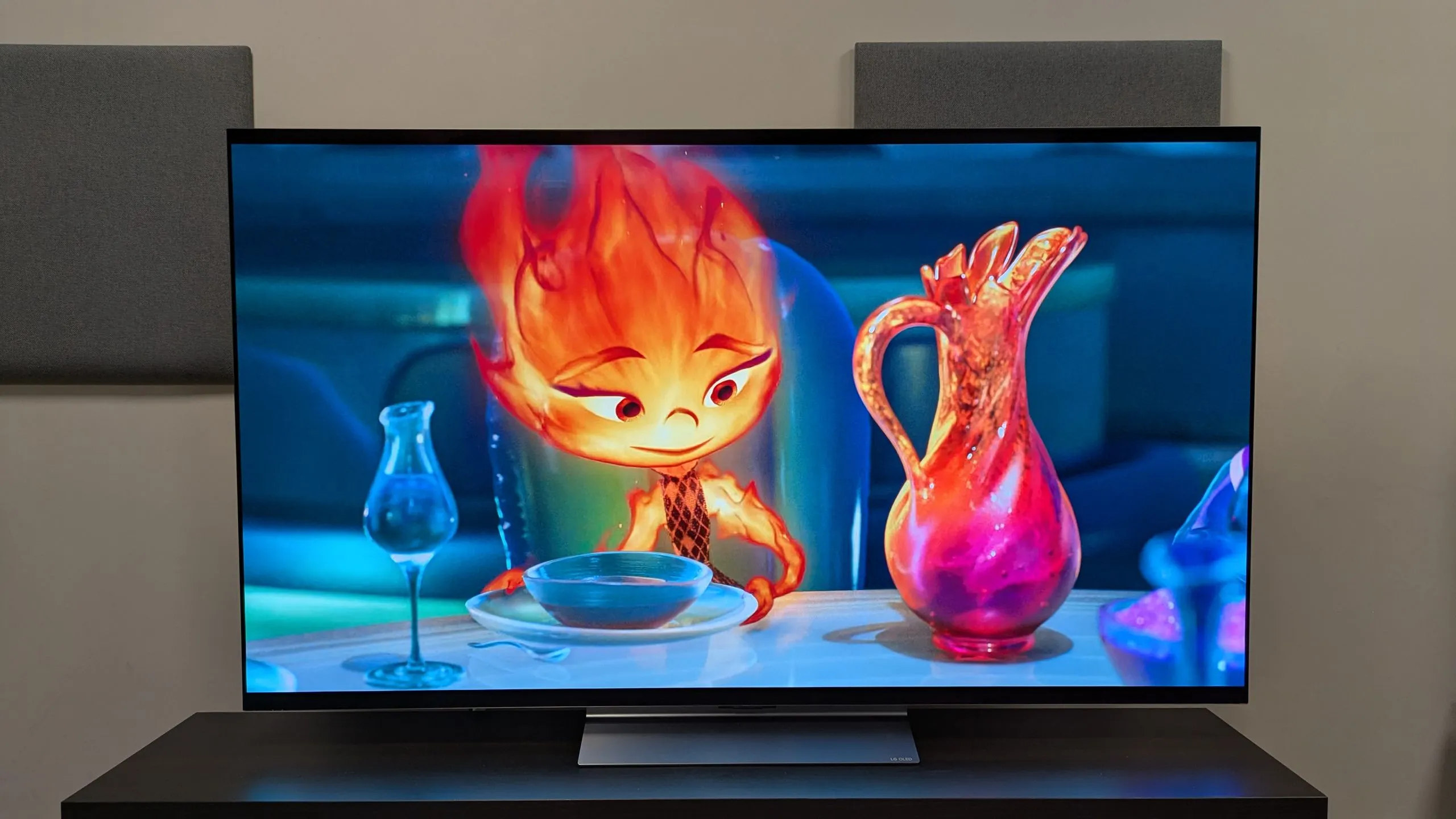Televisi LG C6 OLED menampilkan kualitas warna tajam dan kontras tinggi