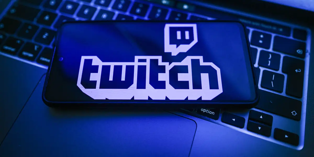Tampilan aplikasi Twitch sebagai ilustrasi isu pelatihan model AI oleh Amazon