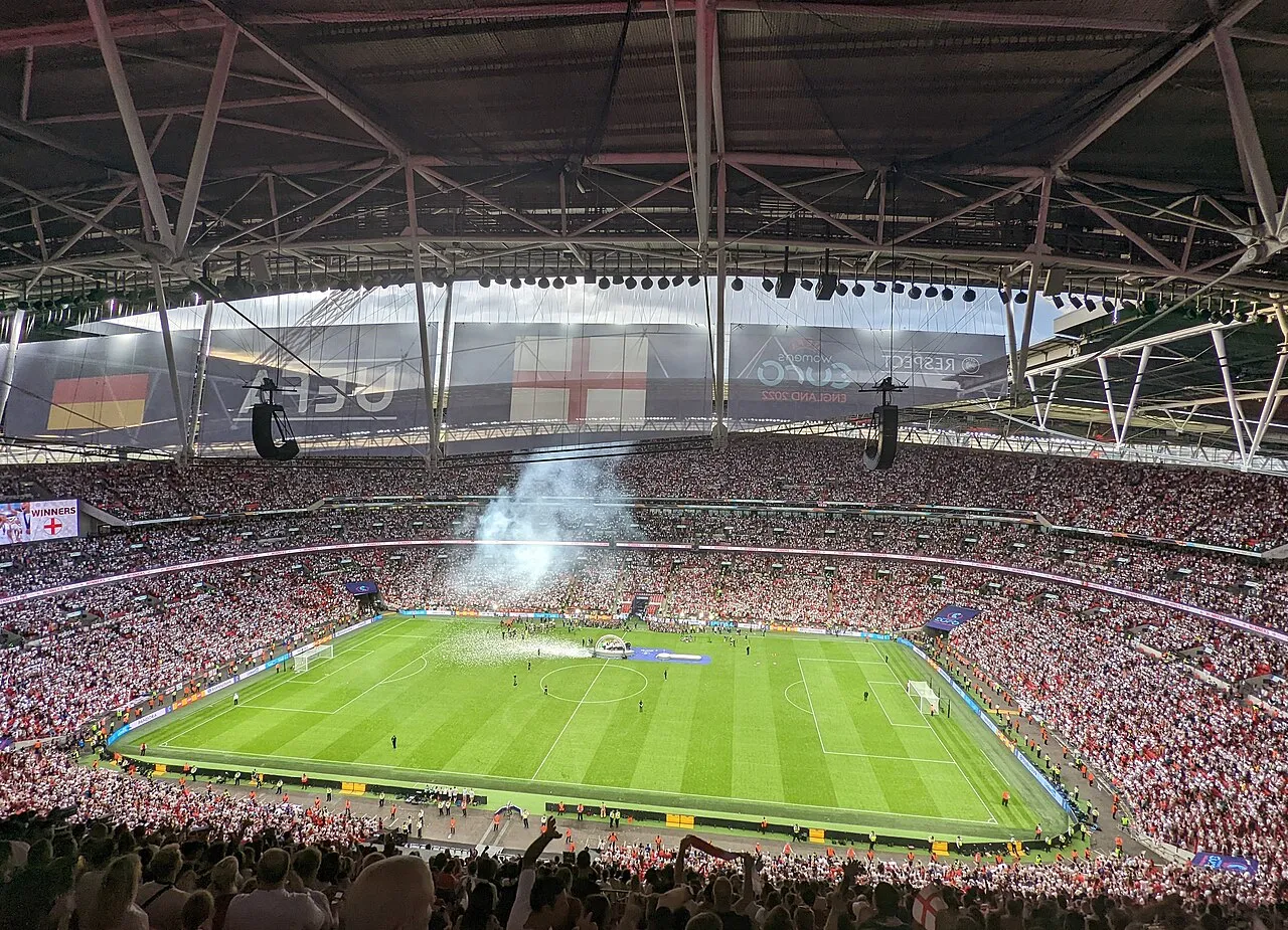 Suasana meriah di Stadion Wembley saat laga final UEFA Women's Euro 2022