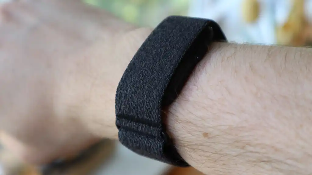 Smart band Garmin Cirqa saat diuji coba oleh reviewer teknologi